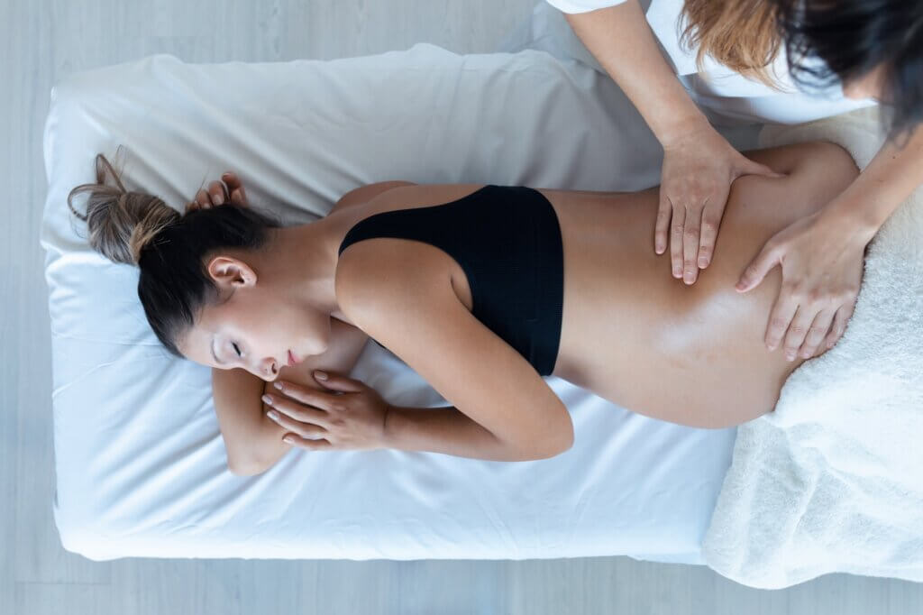 Fisioterapeuta realizando tratamento pélvico em paciente pós-parto na clínica MayFisio